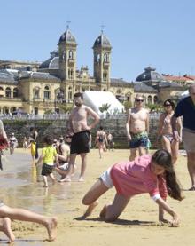Imagen secundaria 2 - Las playas de La Zurriola y La Concha, este viernes.