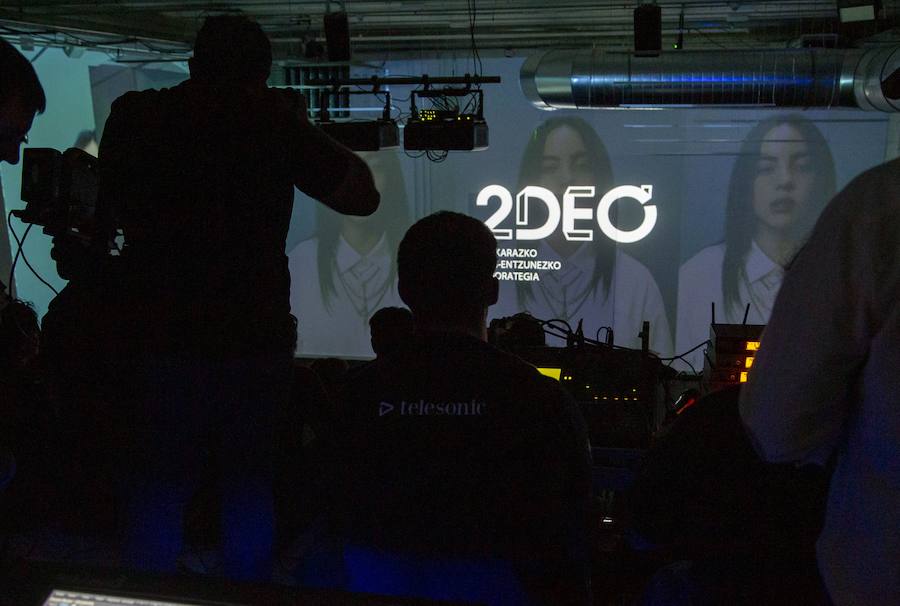 Las nuevas instalaciones de 2deo, en la primera planta de Tabakalera, han abierto sus puertas como una «nueva herramienta para impulsar la creación de productos de masa de éxito y en euskera», ha explicado Markel Olano, diputado general de Gipuzkoa, en el acto de inauguración de este laboratorio de audiovisuales.