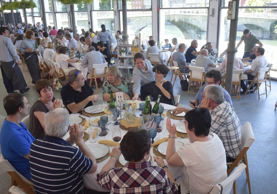 La Feria de Tolosa ha vuelto a la localidad con la SIdra y el Besugo como protagonistas. Así decenas de comensales han podido disfrutar del mejor menú con un tiempo inmejorable.