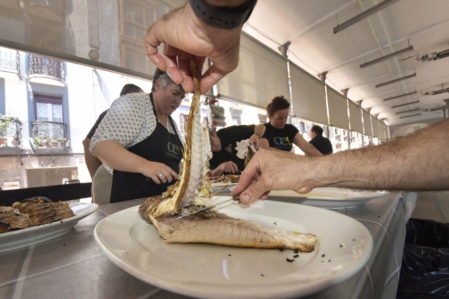 La Feria de Tolosa ha vuelto a la localidad con la SIdra y el Besugo como protagonistas. Así decenas de comensales han podido disfrutar del mejor menú con un tiempo inmejorable.