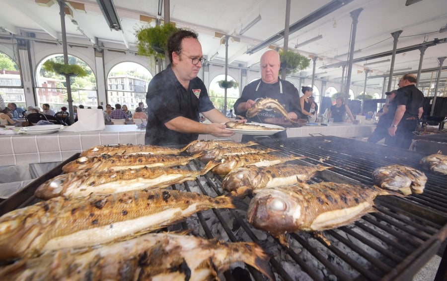 La Feria de Tolosa ha vuelto a la localidad con la SIdra y el Besugo como protagonistas. Así decenas de comensales han podido disfrutar del mejor menú con un tiempo inmejorable.