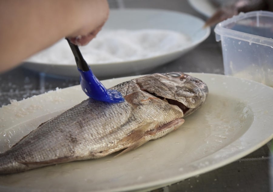 La Feria de Tolosa ha vuelto a la localidad con la SIdra y el Besugo como protagonistas. Así decenas de comensales han podido disfrutar del mejor menú con un tiempo inmejorable.