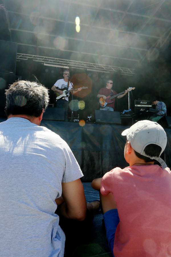 El festival ciudadano Olatu Talka ha comenzado a celebrar su décima edición con un abigarrado programa de actividades culturales y lúdicas orientadas primordialmente a la concienciación sobre valores ecológicos y el respeto al medio ambiente. Un programa que incluye más de 200 actos hasta el domingo y en el que asociaciones y entidades de todo tipo muestran en la calle su quehacer cultural. Este año se ha acentuado la descentralización de las actividades y aumentan las que se desarrollarán en los barrios.