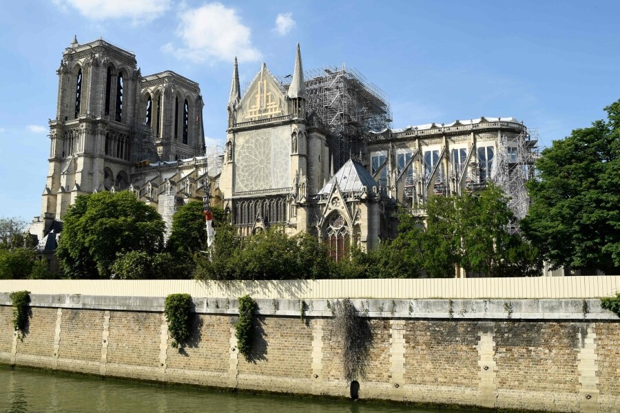 Poco más de un mes después del incendio, Notre Dame levanta cabeza. Decenas de miles de personas se han volcado con el corazón de París y con las inminentes obras que tratarán de recuperarlo. Los trabajos de restauración y conservación siguen desarrollándose y hacen que la catedral siga en pie.