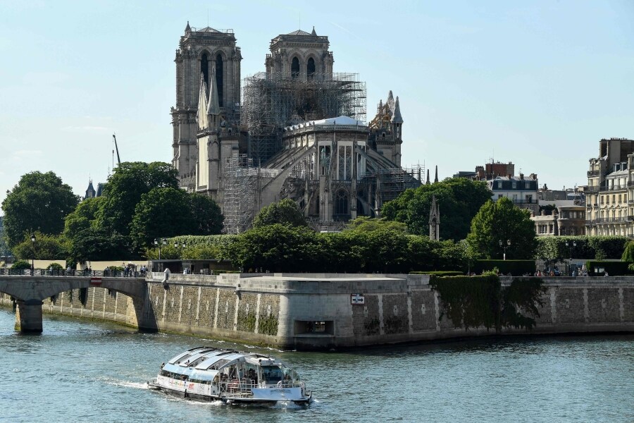 Poco más de un mes después del incendio, Notre Dame levanta cabeza. Decenas de miles de personas se han volcado con el corazón de París y con las inminentes obras que tratarán de recuperarlo. Los trabajos de restauración y conservación siguen desarrollándose y hacen que la catedral siga en pie.