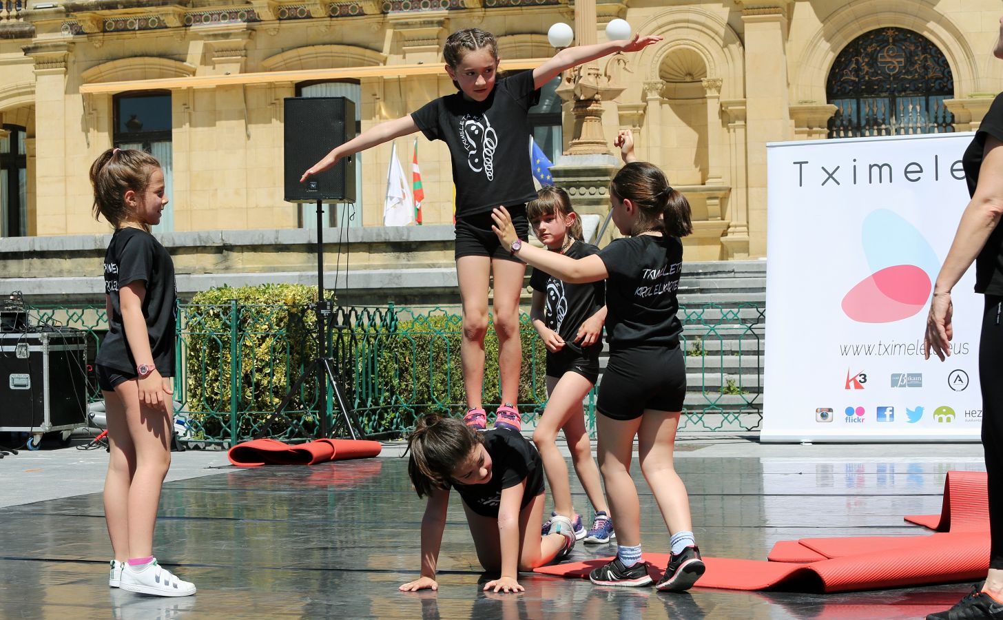 El festival ciudadano Olatu Talka ha comenzado a celebrar su décima edición con un abigarrado programa de actividades culturales y lúdicas orientadas primordialmente a la concienciación sobre valores ecológicos y el respeto al medio ambiente. Un programa que incluye más de 200 actos hasta el domingo y en el que asociaciones y entidades de todo tipo muestran en la calle su quehacer cultural. Este año se ha acentuado la descentralización de las actividades y aumentan las que se desarrollarán en los barrios.