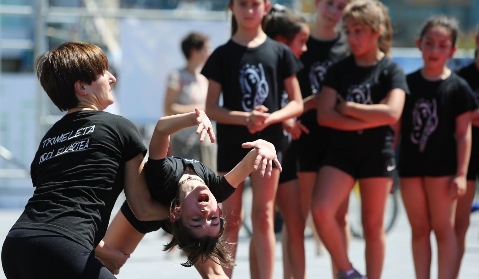 El festival ciudadano Olatu Talka ha comenzado a celebrar su décima edición con un abigarrado programa de actividades culturales y lúdicas orientadas primordialmente a la concienciación sobre valores ecológicos y el respeto al medio ambiente. Un programa que incluye más de 200 actos hasta el domingo y en el que asociaciones y entidades de todo tipo muestran en la calle su quehacer cultural. Este año se ha acentuado la descentralización de las actividades y aumentan las que se desarrollarán en los barrios.