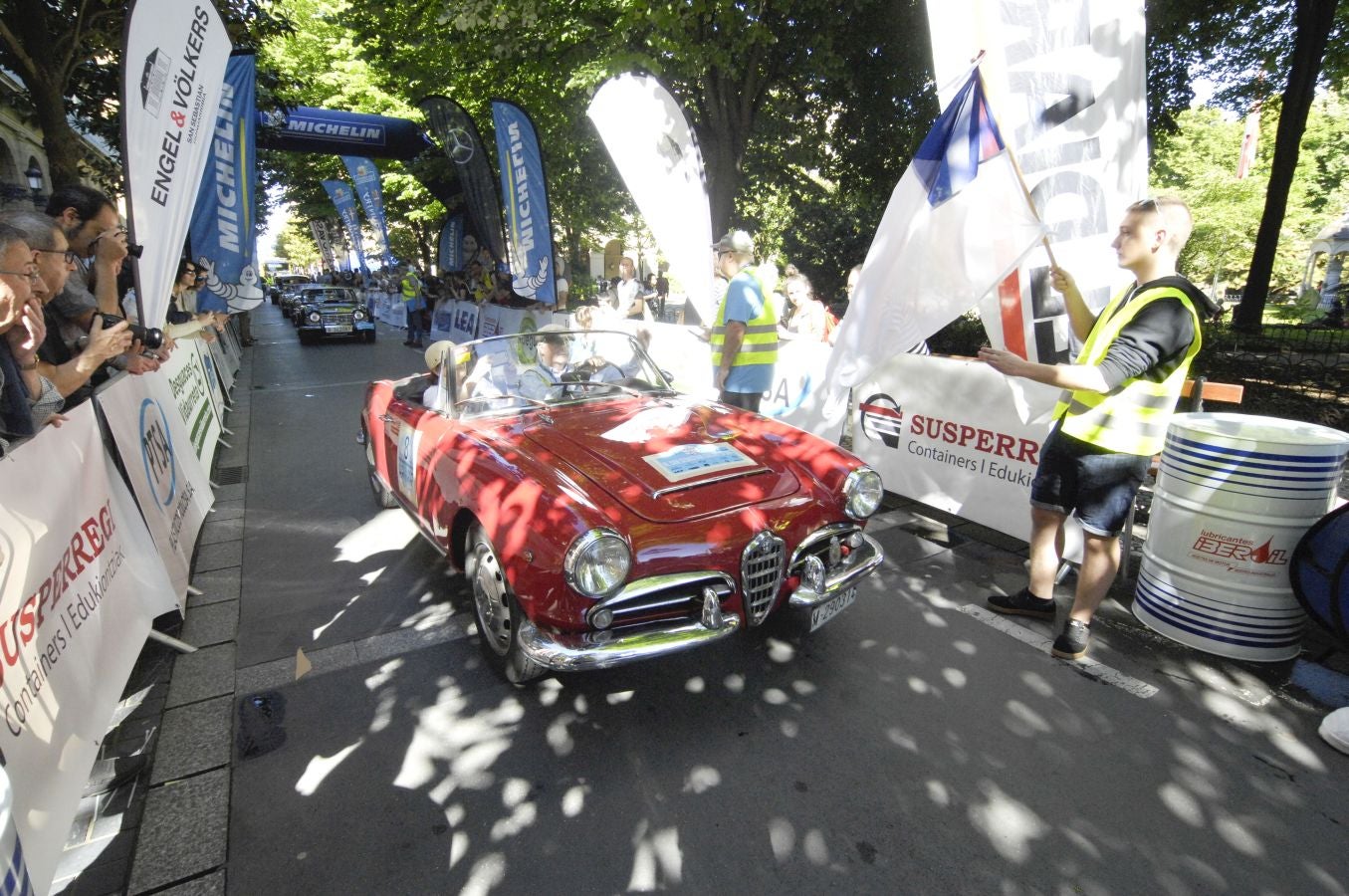 Donostia ha sido el epicentro del automovilismo clásico al celebrarse la tercera edición de la San Sebastián Circuit Spirit. Más de 80 vehículos clásicos, desde 1923 al 1969, y deportivos actuales de alta gama, han recorrido parte de Gipuzkoa y de Iparralde.
