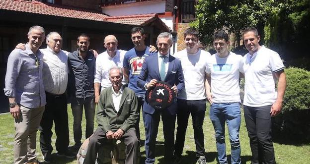 Rubén Beloki, Jesús García Ariño, Oinatz Bengoetxea, Iñaki Gorostiza, Mikel Urrutikoetxea, Juan Pedro Badiola (Caixabank) con la txapela, Iker Irribarria, Jokin Altuna y Aimar Olaizola. Sentado, en el centro, Luciano Juaristi 'Atano X' ayer en los jardines del restaurante Maipu de Sondika antes de la tradicional comida de campeones.