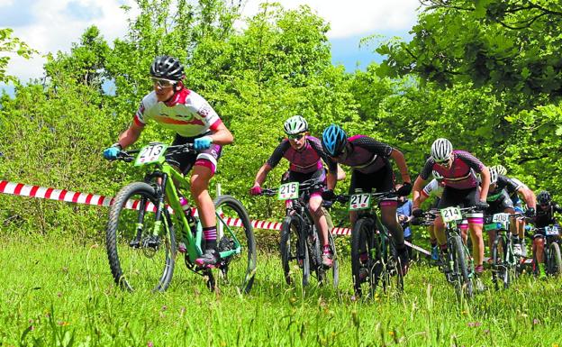 Las campas de Oiangu acogen esta tarde a los mejores especialistas de Euskadi de bicicleta de montaña.