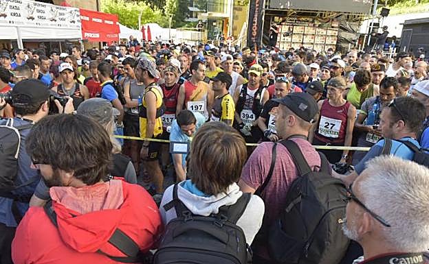 Imagen principal - El público ha arropado a los deportistas esta mañana en la salida de la Zegama - Aizkorri. 