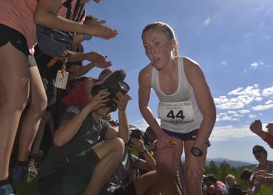 Imagen secundaria 1 - El corredor Killian Jornet, en cabeza con el dorsal número 4. El esfuerzo y el calor del público resultan determinantes en la carrera. 