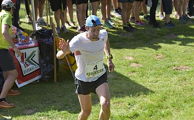 Imagen principal - El corredor Killian Jornet, en cabeza con el dorsal número 4. El esfuerzo y el calor del público resultan determinantes en la carrera. 