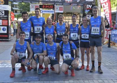 Imagen secundaria 1 - El público ha arropado a los deportistas esta mañana en la salida de la Zegama - Aizkorri. 
