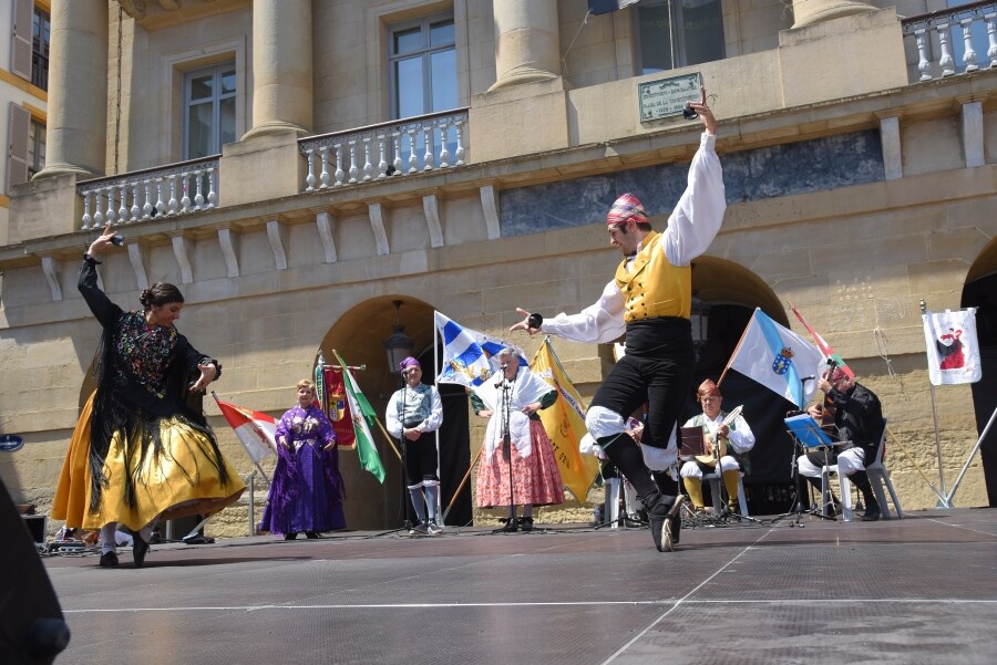 La plaza de la Constitución, en Donostia, ha acogido la divertida fiesta de las Casas Regionales. Así, decenas de vecinos y curiosos se han acercado para disfrutar de los diversos bailes y tradiciones.