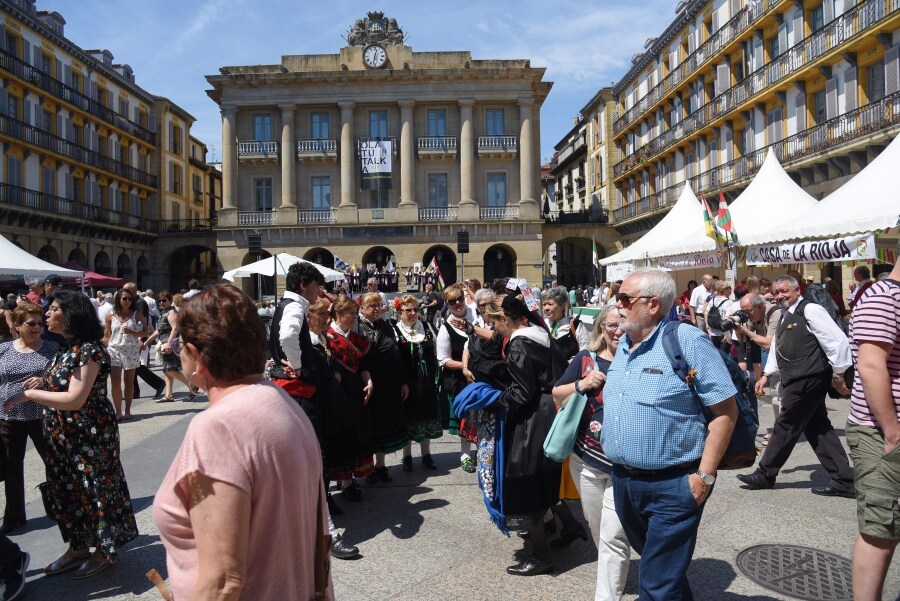 La plaza de la Constitución, en Donostia, ha acogido la divertida fiesta de las Casas Regionales. Así, decenas de vecinos y curiosos se han acercado para disfrutar de los diversos bailes y tradiciones.