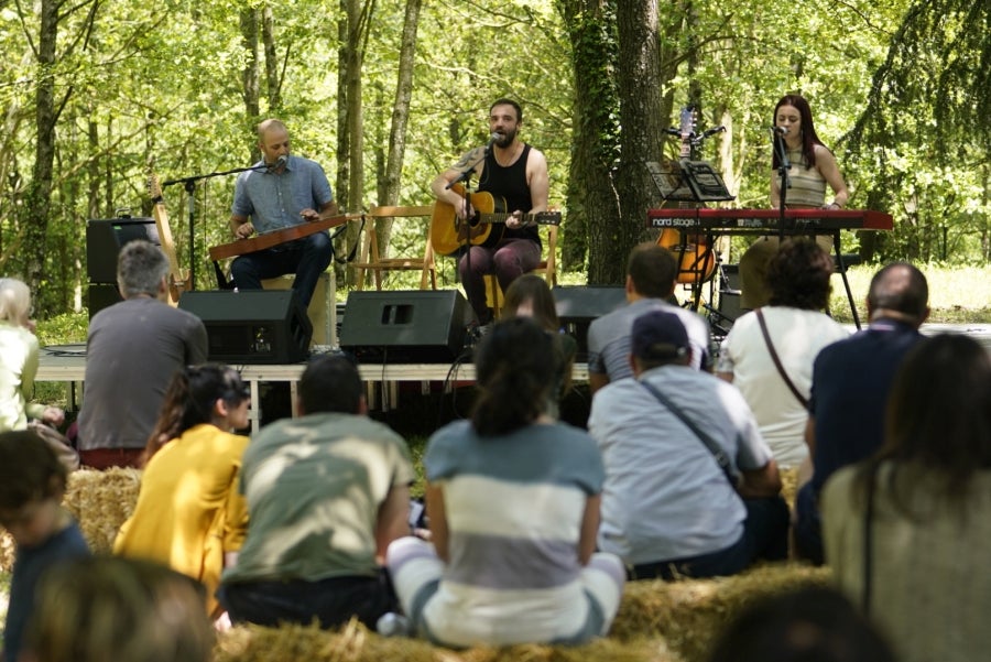 Basoka, el minifestival musical que todos los años se celebra entre los árboles del bosque de Miramón, se ha convertido en una de las citas ineludibles de Olatu Talka. Esta vez Basoka recupera su formato habitual con funciones con un marcado color folkie, 