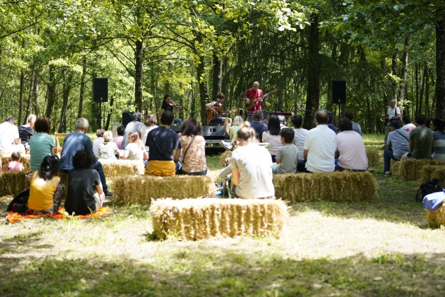 Basoka, el minifestival musical que todos los años se celebra entre los árboles del bosque de Miramón, se ha convertido en una de las citas ineludibles de Olatu Talka. Esta vez Basoka recupera su formato habitual con funciones con un marcado color folkie, 