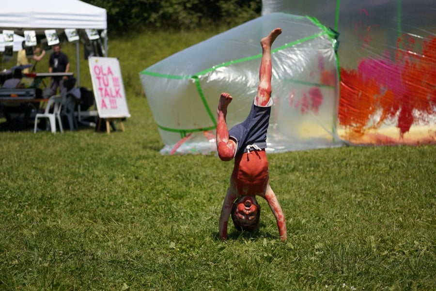 Basoka, el minifestival musical que todos los años se celebra entre los árboles del bosque de Miramón, se ha convertido en una de las citas ineludibles de Olatu Talka. Esta vez Basoka recupera su formato habitual con funciones con un marcado color folkie, 