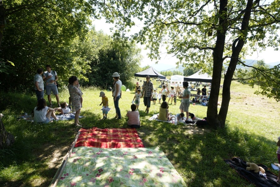 Basoka, el minifestival musical que todos los años se celebra entre los árboles del bosque de Miramón, se ha convertido en una de las citas ineludibles de Olatu Talka. Esta vez Basoka recupera su formato habitual con funciones con un marcado color folkie, 