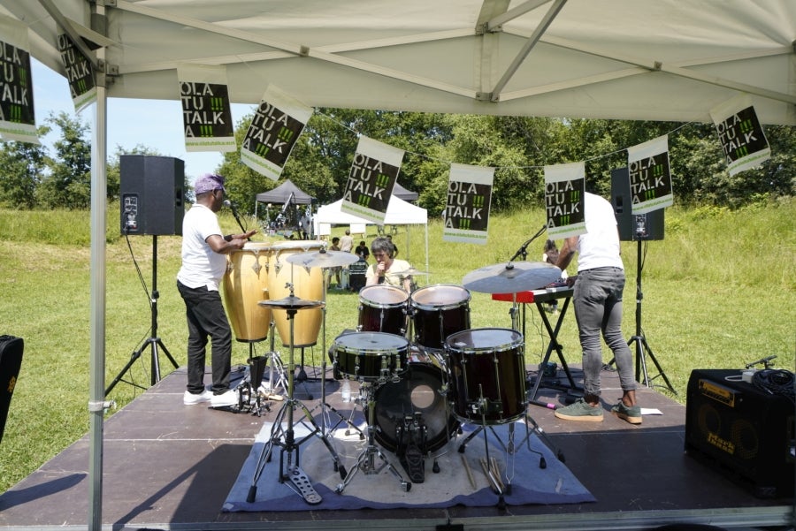 Basoka, el minifestival musical que todos los años se celebra entre los árboles del bosque de Miramón, se ha convertido en una de las citas ineludibles de Olatu Talka. Esta vez Basoka recupera su formato habitual con funciones con un marcado color folkie, 
