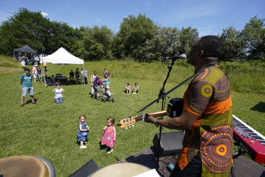 Basoka, el minifestival musical que todos los años se celebra entre los árboles del bosque de Miramón, se ha convertido en una de las citas ineludibles de Olatu Talka. Esta vez Basoka recupera su formato habitual con funciones con un marcado color folkie, 