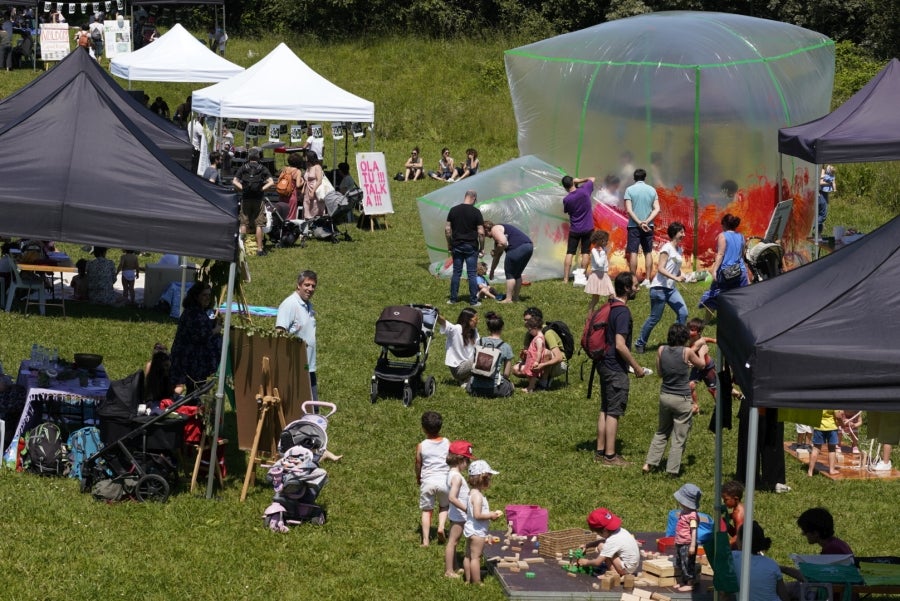 Basoka, el minifestival musical que todos los años se celebra entre los árboles del bosque de Miramón, se ha convertido en una de las citas ineludibles de Olatu Talka. Esta vez Basoka recupera su formato habitual con funciones con un marcado color folkie, 