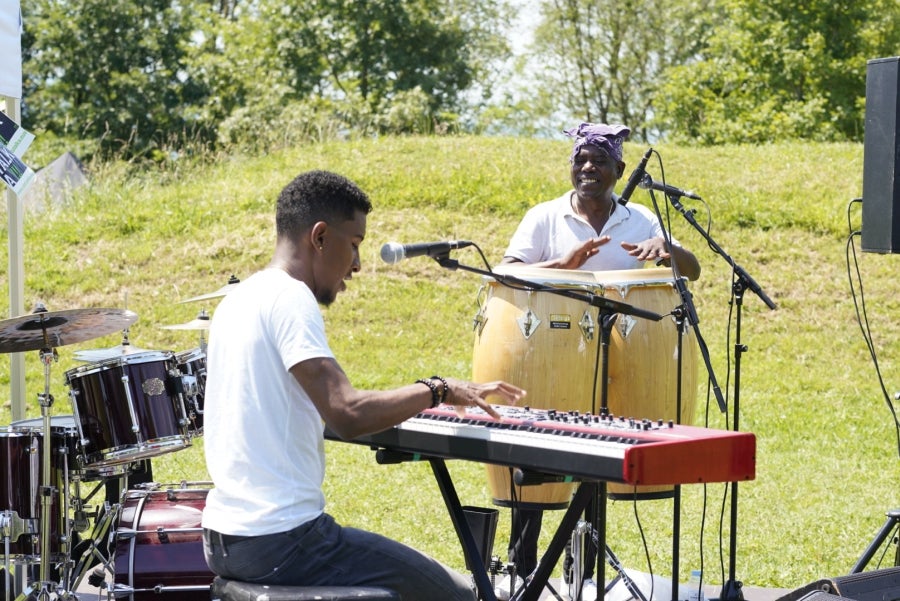 Basoka, el minifestival musical que todos los años se celebra entre los árboles del bosque de Miramón, se ha convertido en una de las citas ineludibles de Olatu Talka. Esta vez Basoka recupera su formato habitual con funciones con un marcado color folkie, 