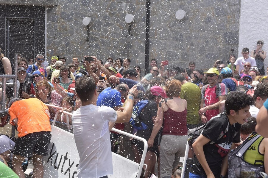 Zegama - Aizkorri ha recibido la visita de cientos de participantes y curiosos que han decidido disfrutar del buen tiempo con el mejor deporte al aire libre. 