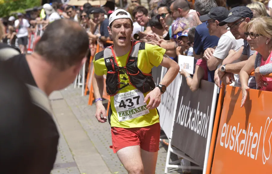 Zegama - Aizkorri ha recibido la visita de cientos de participantes y curiosos que han decidido disfrutar del buen tiempo con el mejor deporte al aire libre. 