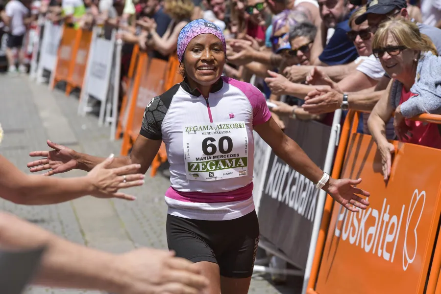 Zegama - Aizkorri ha recibido la visita de cientos de participantes y curiosos que han decidido disfrutar del buen tiempo con el mejor deporte al aire libre. 