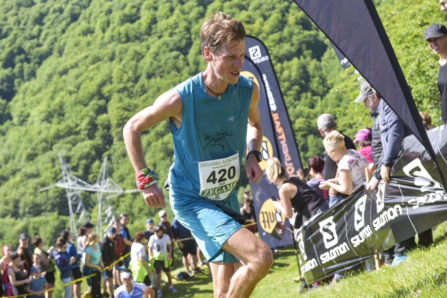 Zegama - Aizkorri ha recibido la visita de cientos de participantes y curiosos que han decidido disfrutar del buen tiempo con el mejor deporte al aire libre. 