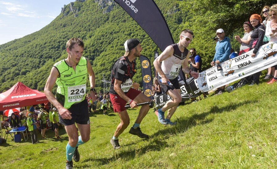 Zegama - Aizkorri ha recibido la visita de cientos de participantes y curiosos que han decidido disfrutar del buen tiempo con el mejor deporte al aire libre. 