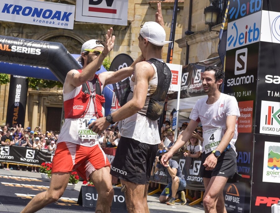 Zegama - Aizkorri ha recibido la visita de cientos de participantes y curiosos que han decidido disfrutar del buen tiempo con el mejor deporte al aire libre. 