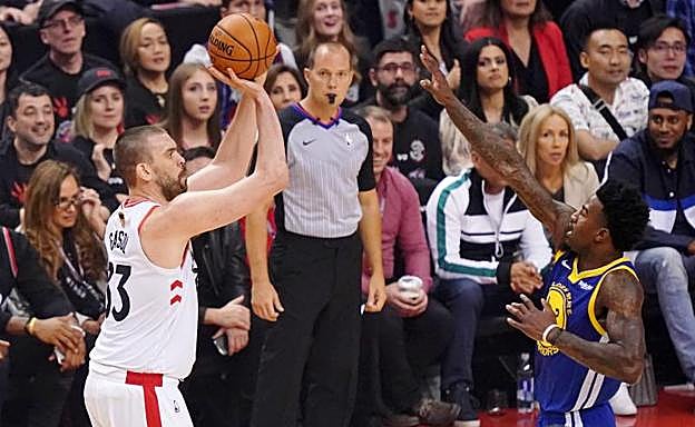 Marc Gasol (i), intenta un tiro ante la oposición de Jordan Bell (d).