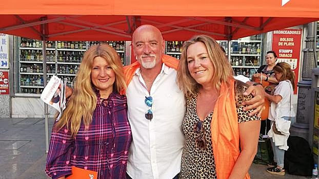 De Miguel, en un acto de campaña electoral con dos compañeras de partido.