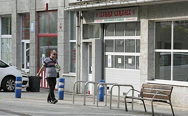 Un vecino de Ibarra camina fente al garaje de los hermanos fallecidos.