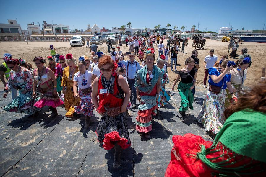 Miles de peregrinos han iniciado la romería del Roció. Este año son 124 las hermandades filiales que hará el camino hasta la aldea, tres más que el pasado año, La romería recorre los caminos del Parque Nacional de Doñana hasta llegar a la fiesta del Rocío donde los rocieros esperarán a que saquen a la 'Blanca Paloma', como se conoce coloquialmente a la Virgen del Rocío. La noche del domingo se celebra una gran fiesta rociera y se realiza el rezo del rosario hasta la llegada del alba cuando se produce el esperado 'salto de la reja' y comienza la procesión de la 'Blanca Paloma'. Este año se celebra el 8 de junio el Centenario de la Coronación Canónica de la Virgen del Rocío.