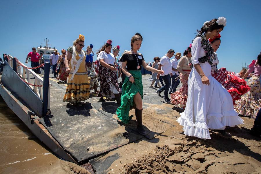 Miles de peregrinos han iniciado la romería del Roció. Este año son 124 las hermandades filiales que hará el camino hasta la aldea, tres más que el pasado año, La romería recorre los caminos del Parque Nacional de Doñana hasta llegar a la fiesta del Rocío donde los rocieros esperarán a que saquen a la 'Blanca Paloma', como se conoce coloquialmente a la Virgen del Rocío. La noche del domingo se celebra una gran fiesta rociera y se realiza el rezo del rosario hasta la llegada del alba cuando se produce el esperado 'salto de la reja' y comienza la procesión de la 'Blanca Paloma'. Este año se celebra el 8 de junio el Centenario de la Coronación Canónica de la Virgen del Rocío.