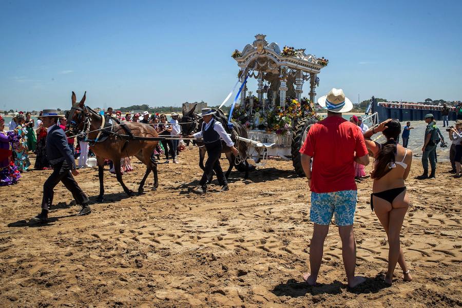 Miles de peregrinos han iniciado la romería del Roció. Este año son 124 las hermandades filiales que hará el camino hasta la aldea, tres más que el pasado año, La romería recorre los caminos del Parque Nacional de Doñana hasta llegar a la fiesta del Rocío donde los rocieros esperarán a que saquen a la 'Blanca Paloma', como se conoce coloquialmente a la Virgen del Rocío. La noche del domingo se celebra una gran fiesta rociera y se realiza el rezo del rosario hasta la llegada del alba cuando se produce el esperado 'salto de la reja' y comienza la procesión de la 'Blanca Paloma'. Este año se celebra el 8 de junio el Centenario de la Coronación Canónica de la Virgen del Rocío.