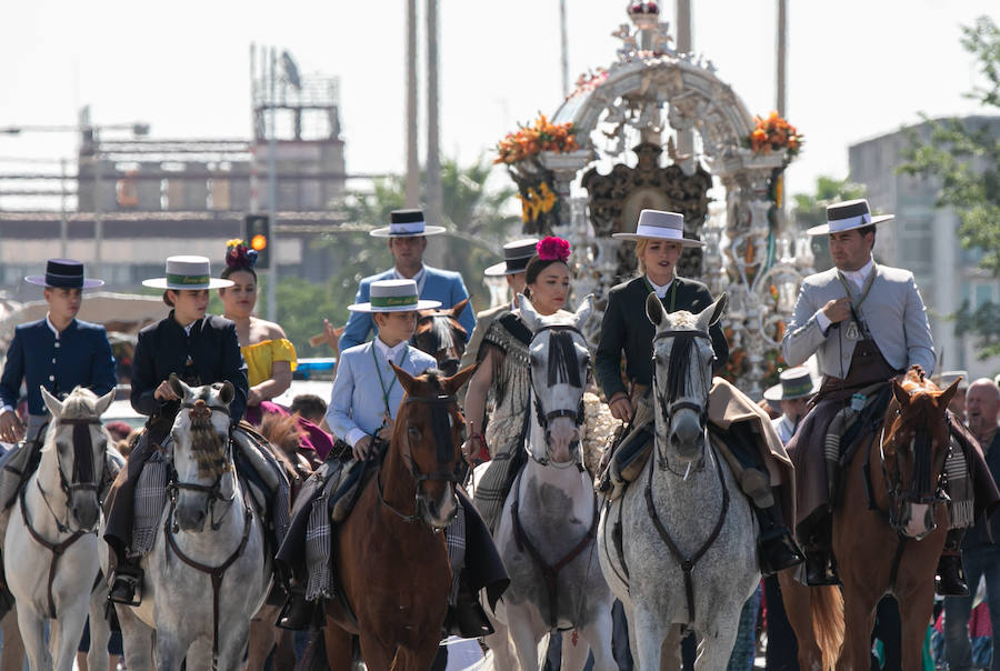 Miles de peregrinos han iniciado la romería del Roció. Este año son 124 las hermandades filiales que hará el camino hasta la aldea, tres más que el pasado año, La romería recorre los caminos del Parque Nacional de Doñana hasta llegar a la fiesta del Rocío donde los rocieros esperarán a que saquen a la 'Blanca Paloma', como se conoce coloquialmente a la Virgen del Rocío. La noche del domingo se celebra una gran fiesta rociera y se realiza el rezo del rosario hasta la llegada del alba cuando se produce el esperado 'salto de la reja' y comienza la procesión de la 'Blanca Paloma'. Este año se celebra el 8 de junio el Centenario de la Coronación Canónica de la Virgen del Rocío.