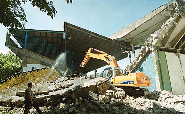 Galería. Una excavadora derriba una de las tribunas de Atotxa.