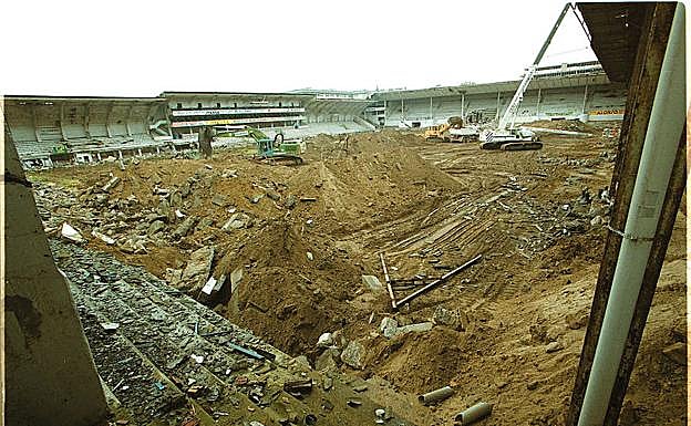 Máquinas trabajan en la demolición de Atotxa en 1999.