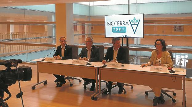 Interinstitucional. Ansola (EVE), Asensio (Diputación de Gipuzkoa), Santano (Ayuntamiento de Irun) y Alday (Ficoba) presentaron Bioterra.