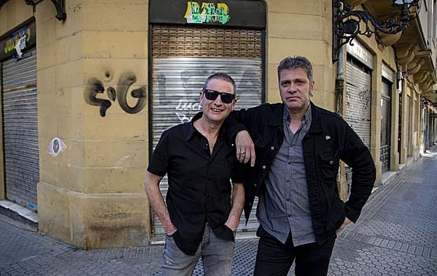 Juancar Landa 'Jocano', a la izquierda, y Juanjo Arrizabalaga, posan ante el antiguo bar Juanito, uno de los muchos locales cerrados de La Zona.