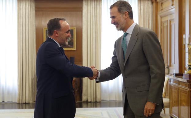 El Rey saluda al presidente de UPN, Javier Esparza.