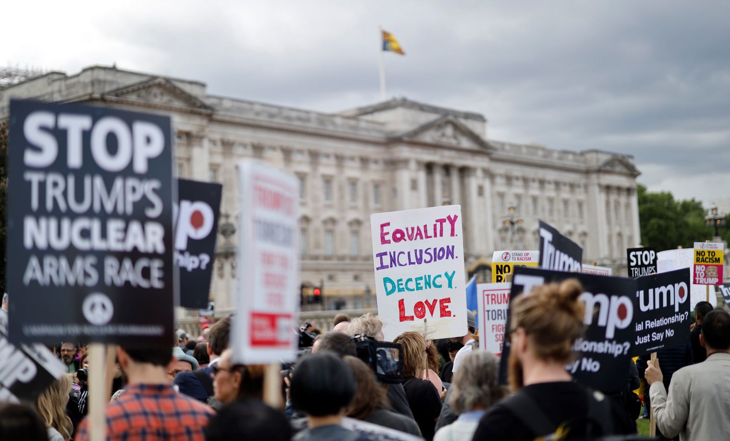 Decenas de personas se han manifestado en la capital de Inglaterra para mostrar su rechazo a las políticas del presidente de EE UU, Donald Trump, de visita oficial en la ciudad