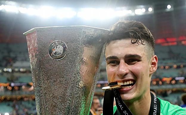 Kepa, con el trofeo de la Europa League conquistado en Bakú.