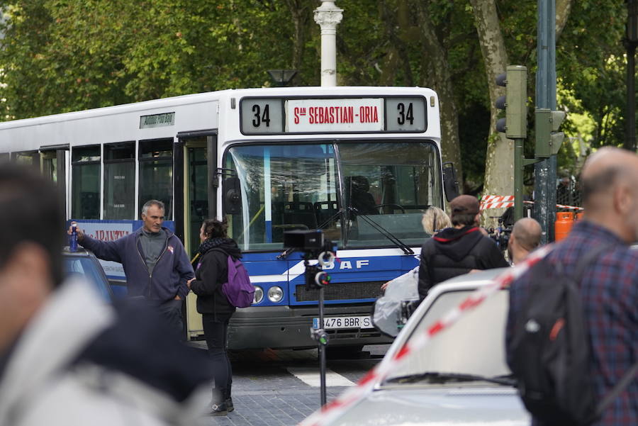 El Boulevard de San Sebastián ha sido escenario de una recreación de la violencia en los 90 en la ciudad, dentro del rodaje de la serie 'Patria'.