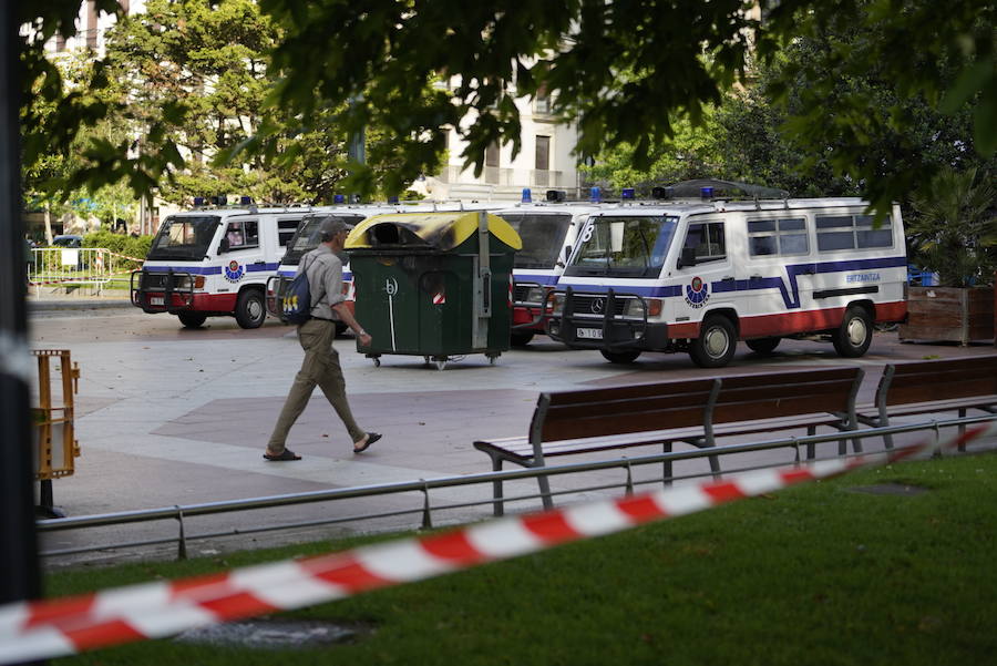 El Boulevard de San Sebastián ha sido escenario de una recreación de la violencia en los 90 en la ciudad, dentro del rodaje de la serie 'Patria'.